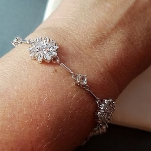 kate spade Jewelry - Kate Spade Crystal Daisy Bracelet kate spade Jewelry - Kate Spade Crystal Daisy Bracelet